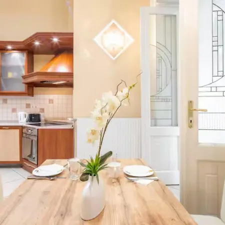 Apartment Urban Between Island And Parliament Budapest