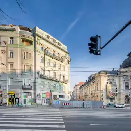 Urban Between Island And Parliament Βουδαπέστη